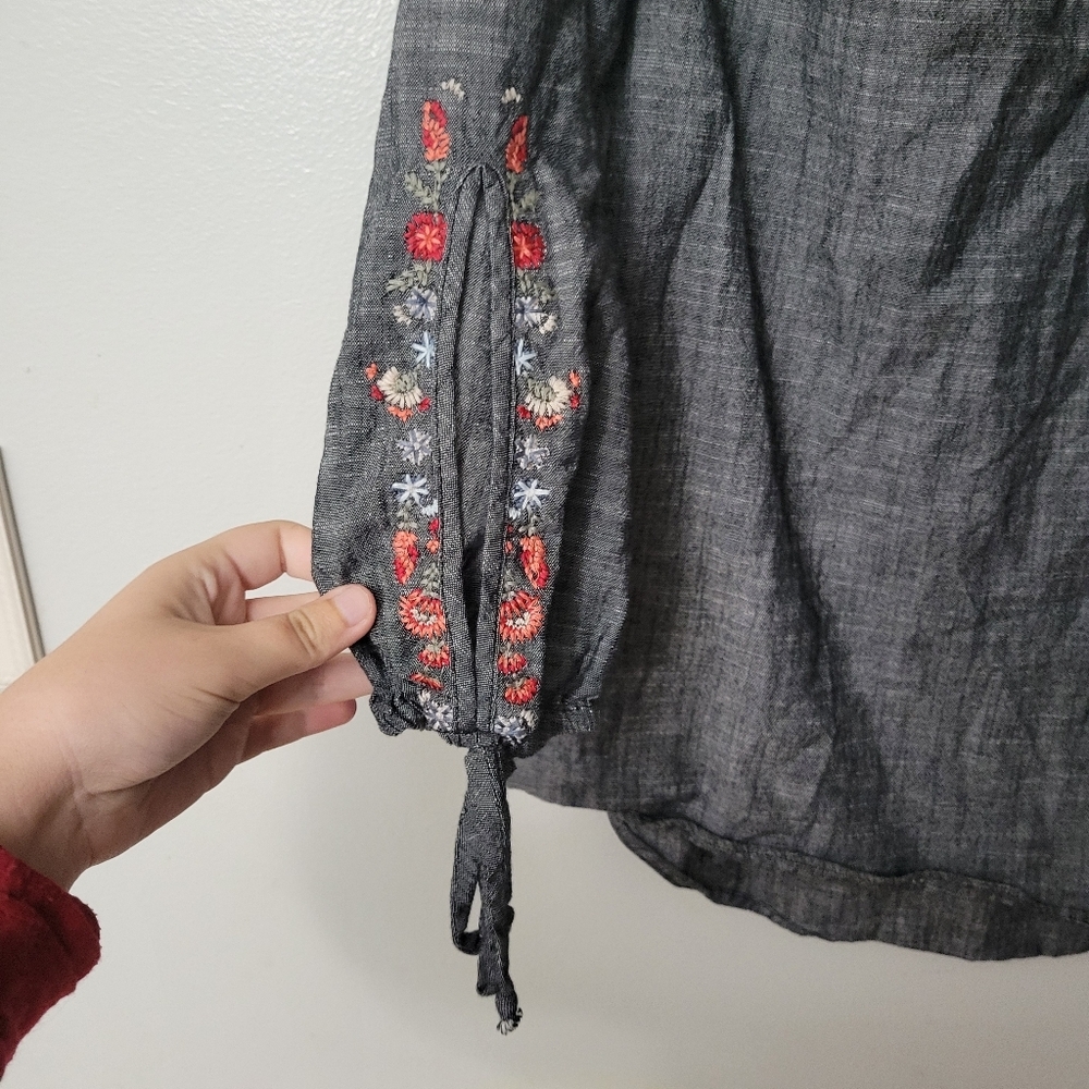 Knox Rose Embroidered Floral Gray And Red Multicolored Blouse | Small - Picture 4 of 8